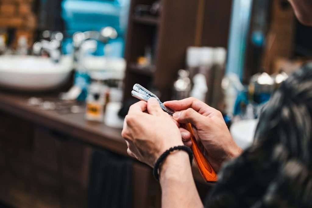 Razor in a barbershop to indicate razor spreads